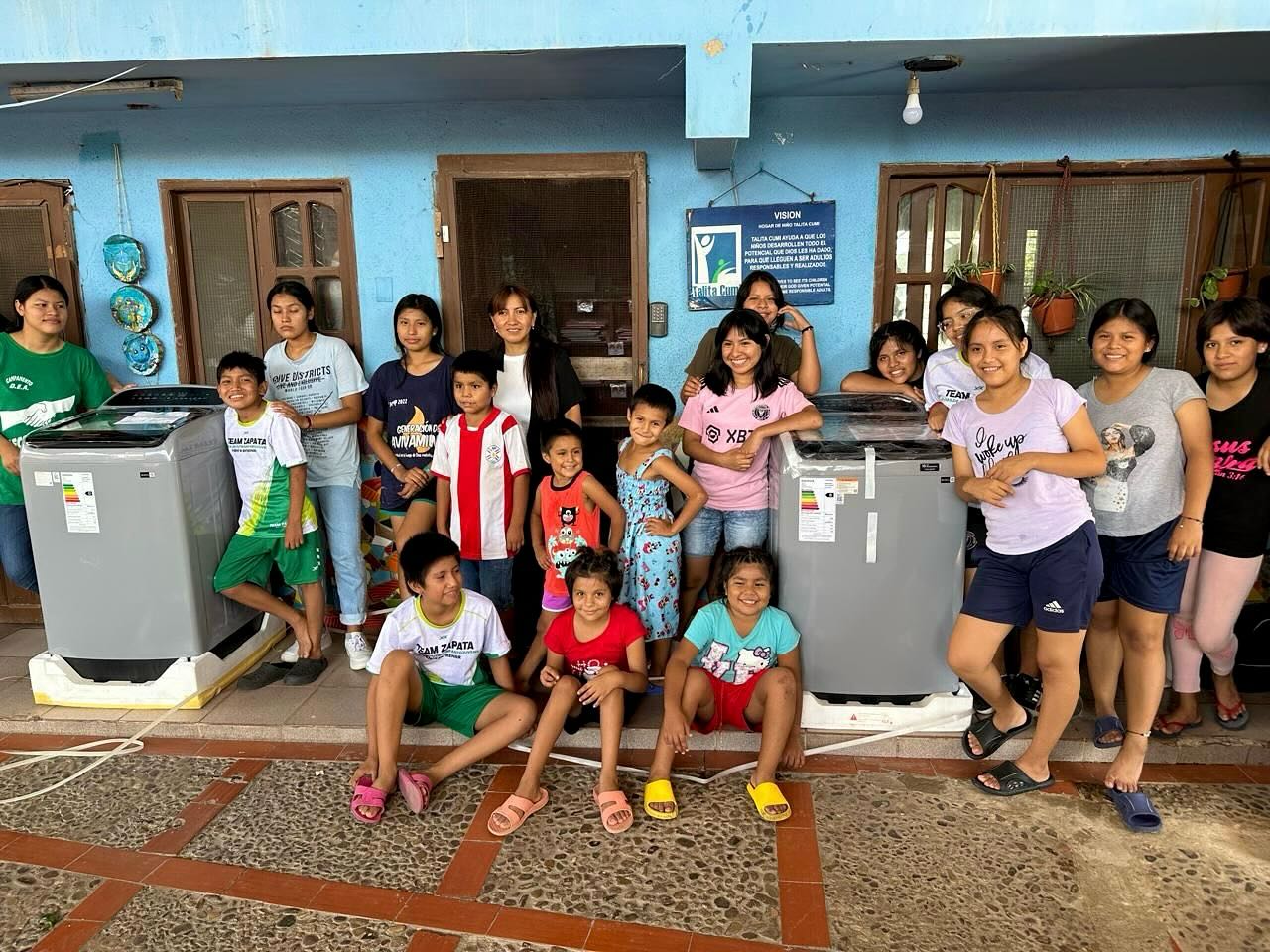 Qué bieeen!!! Los niños del Hogar Talitacumi ya tienen sus lavadoras nuevas! Una para la casa de niñas y otra para la de niños. Estamos felices de poder colaborar con el material escolar este curso y la compra de dos lavadoras de gran capacidad, las estaban necesitando, son cerca de 30 niños. Dios siempre llega a tiempo! 🙌🏻🩵
#gracias #hogartalitacumi #bolivia🇧🇴 #amorworld