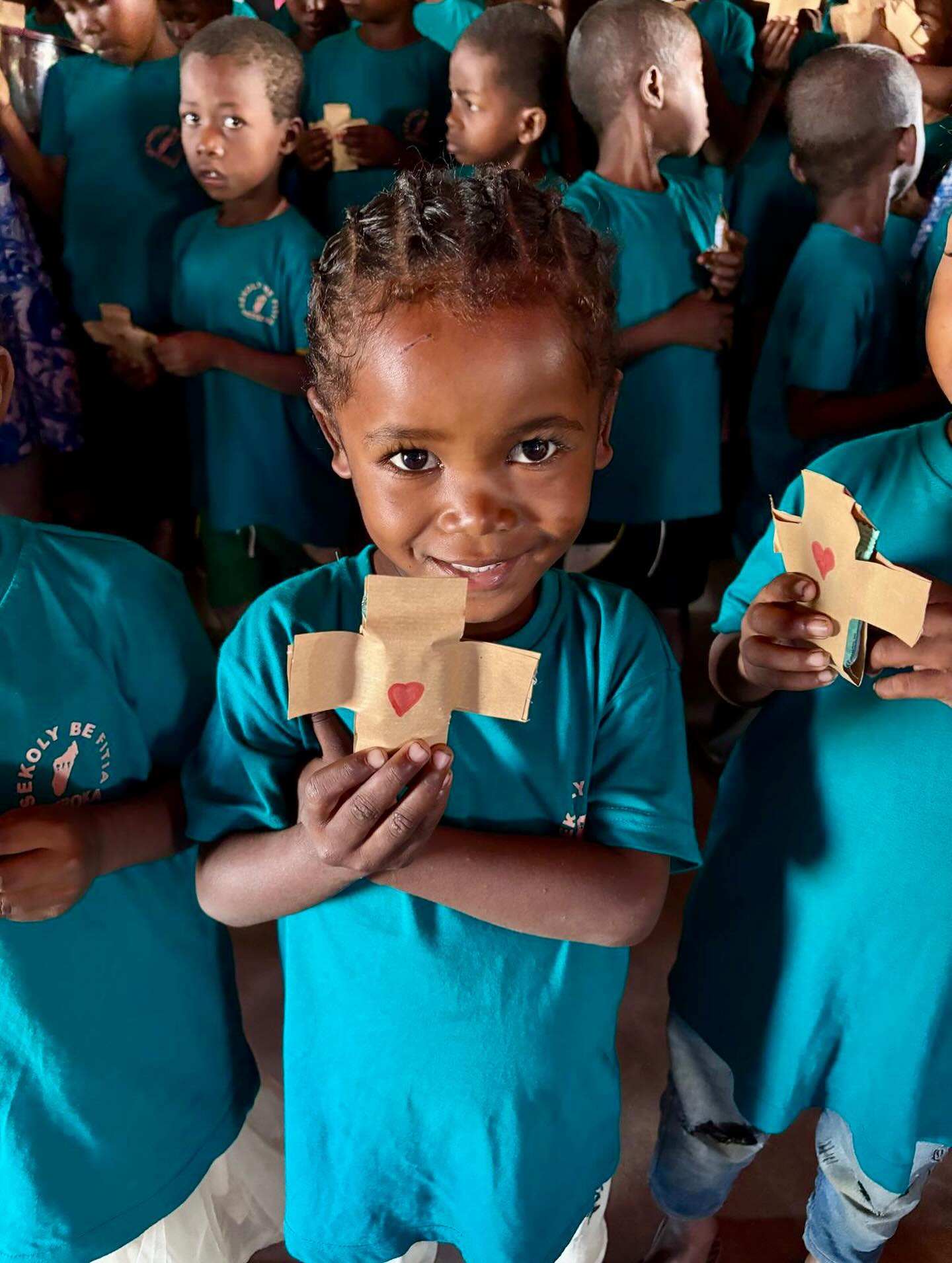 ….porque “Hay mas alegría en dar que en recibir” Hechos 20:35
Imposible olvidarse de ellos, nuestro corazón sigue ahí 🙏🏻
Felices vacaciones para todos!!! 🥳🎈
#escuelaBeFitia #amoworld #madagascar🇲🇬