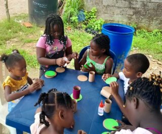 Y nos vamos a Colombia! 🇨🇴 A la selva del Chocó, una región virgen y muy peligrosa 🌎 Hasta allí cada año viajan unos misioneros muy valientes bajo su propia cuenta y riesgo que trabajan con cientos de niños de la zona. Les hemos apoyado haciéndonos cargo del material didáctico para los niños y también de los profesores locales que pueden utilizar estas lecciones y seguir con las clases durante un año entero. Preparamos dos meriendas para los niños, una fiesta total para ellos! 🤩👏🏻

El futuro de estos niños puede cambiar, pueden romper con esa cadena de miseria y delincuencia, Dios lo puede hacer y nos usa a ti y a mí!  Muchísimas gracias por cada donativo! 💚

Compartimos de paso aquí fotos de Ciudad Bolivar, un asentamiento marginal del sur de Bogotá donde hemos aprovechado para dejar también materiales para los niños  y 8 packs de material para profesores. Gracias de todo corazón! 🙌🏻📚✏️

#proyectochocólosalpes #fundacioncaminodegracia #colombia🇨🇴 #amorworld