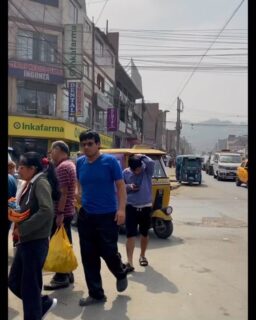 En noviembre viajamos a Perú y visitamos el proyecto “Semillas de Esperanza” en uno de los conos de Lima ✈️ 🇵🇪

 Los conos son asentamientos de chabolas en las colinas alrededor de la capital donde viven 5 millones de personas en condiciones muy precarias. Más de un millon son niños que se quedan solos mientras sus padres salen a ganarse la vida. “Semillas de Esperanza” es un refugio para ellos, un lugar seguro donde reciben cariño, aprenden, juegan y llenan su corazon de fe y esperanza 😍🌈

Gracias a vuestra aportacion este año tendrán muchos materiales para manualidades, balones nuevos y material para las actividades deportivas, un purificador de agua, equipo de sonido y sus meriendas cada semana. De paso vamos a reparar el techo que está bastante deteriorado 🪜🪚 

Muchas gracias por pensar en ellos 💙🩵
Y gracias a Dios por todas las personas que voluntariamente dan de su tiempo y recursos para colaborar alli, especialmente a Salomé y Hugo, directores del proyecto. Ha sido un placer conocerles!!! Mucho animo siempre! 💪🏻🙏🏻

#semillasdeesperanza  #peru🇵🇪 #amorworld #