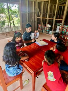 Os presentamos hoy el proyecto “Creciendo en Amor y Esperanza” que desde la pandemia trabaja con los niños de San José de Yarinacocha, en la ciudad de Pucallpa(Perú) 🇵🇪
Los sábados ofrecen un desayuno a 40 niños de la comunidad que pasan un tiempo estupendo aprendiendo, jugando y siendo acompañados en su crecimiento espiritual, emocional y social. Los miércoles reparten otros 80 desayunos por las casas a adultos mayores y niños en situación de necesidad. 🍎🥛🥪
Vamos a apoyarles encargándonos de todos los desayunos semanalmente durante un año. Tambien les hemos comprado sillas y mesas nuevas, 4 armarios…y para los niños: útiles de aseo, kits de manualidades y una Biblia para cada participante. 🧩✏️📕
Desde aquí les mandamos un fuerte abrazo, en especial a Lilian Diaz, impulsora y pastora de la iglesia para niños Cuadra Kids, que promueve el bienestar de los niños de su ciudad 🤗🙏🏻
#seguimosavanzando #cuadraKids #perú🇵🇪 #amorworld