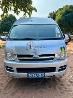 Y lo consiguieron!!! Los niños de Sekeleka ya tienen el nuevo minibus 👏🏻👏🏻 El que tenían se quedó totalmente inservible y es esencial para el transporte de los niños (la mayoría con discapacidades) hasta el Centro. Tuvieron que apañarse estos meses con un carro abierto de doble cabina pero era temporada de lluvias y llegaban empapados. Con vuestra ayuda hemos podido aportar la tercera parte del costo total de este minibus de segunda mano tan práctico y cómodo. El personal del Centro y los niños os mandan un saludo, superagradecidos de contar con vuestra apoyo 💝
Gracias a Dios por darnos los recursos para poderles ayudar! 🙌🏻
#sekeleka #moçambique🇲🇿 #amorworld