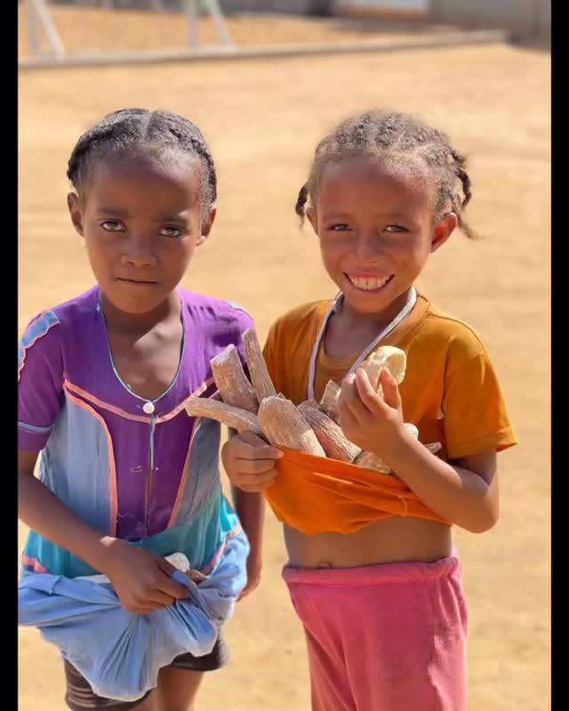 En una aldea perdida de Madagascar estos niños de la tribu bará pueden aprender a leer y escribir en la escuela dirigida por la familia Basso. Este curso son 240 niños. Asociacion AMOR un año más se hará cargo de las comidas diarias durante todo el año. Y no solo eso, dos dias a la semana los niños de las aldeas cercanas vienen a la escuela para un programa especial y tb se llevan una merienda o un poquito de arroz. Dime si no es lo mas bonito que podemos hacer! Amar como Dios ama y ayudarles a crecer desde la distancia. Miles de gracias a todos ♥️🙌🏻

#Isanandroproject #madagascar🇲🇬 #amorworld